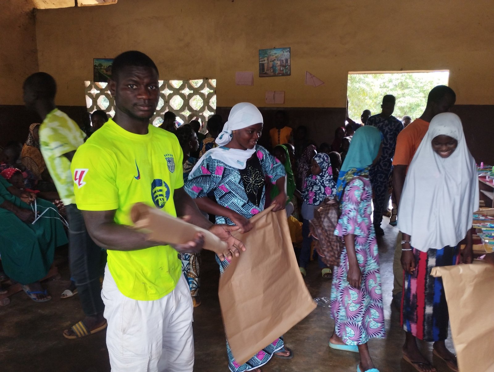 Distribution de kits scolaire